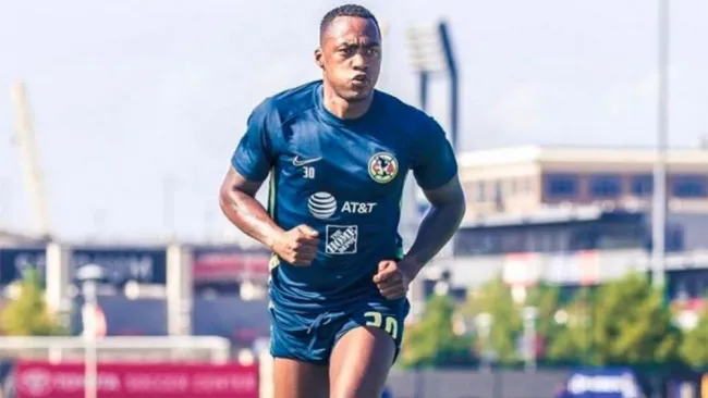 Renato Ibarra en un entrenamiento con América