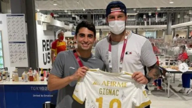 Andrés Villareal y André-Pierre Gignac en la Villa Olímpica