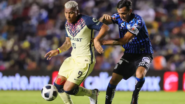 Roger Martínez, en acción ante Gallos