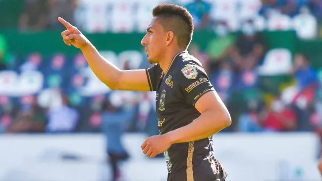 Ángel Mena en festejo de gol