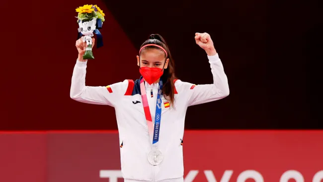Adriana Cerezo tras recibir sus medalla de plata
