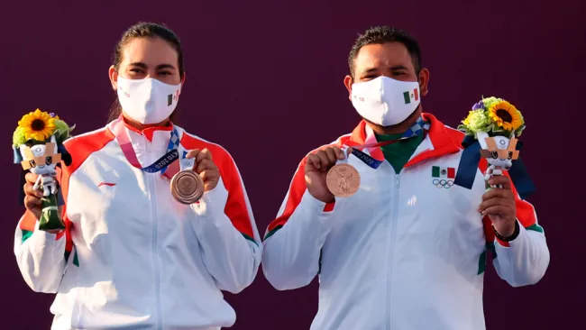 Alejandra Valencia y Luis Álvarez presumen sus medallas
