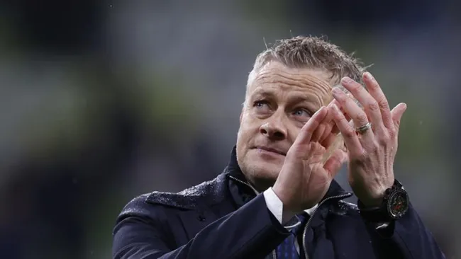 Ole Gunnar Solskjae aplaude a la afición