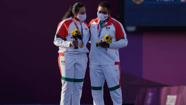 Alejandra Valencia y Luis Álvarez en festejo