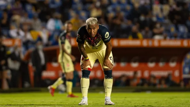 Roger Martínez durante un partido con América