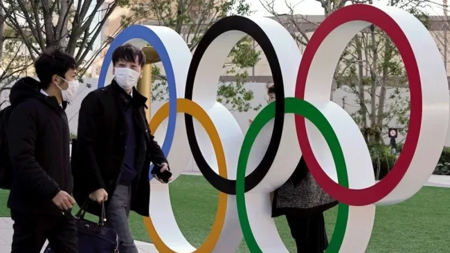 Ciudadanos caminan en Tokio