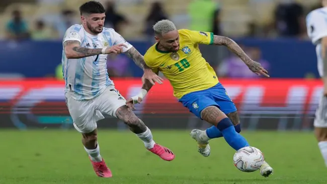 Rodrigo de Paul marca a Neymar en final de la Copa América