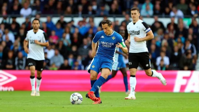 Andrés Guardado en el duelo entre Real Betis y Derby County