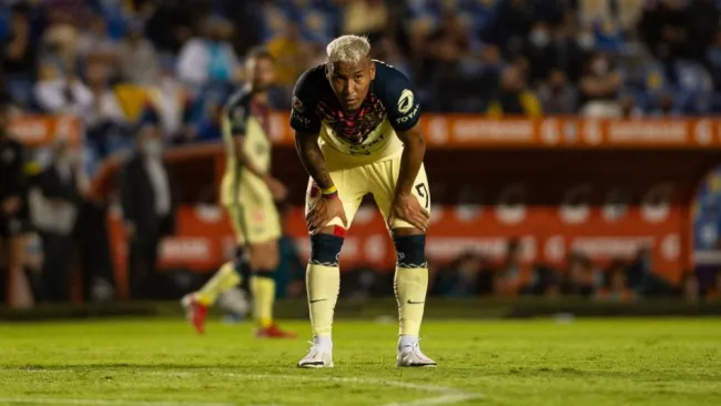 Roger Martínez en el partido entre América y Querétaro