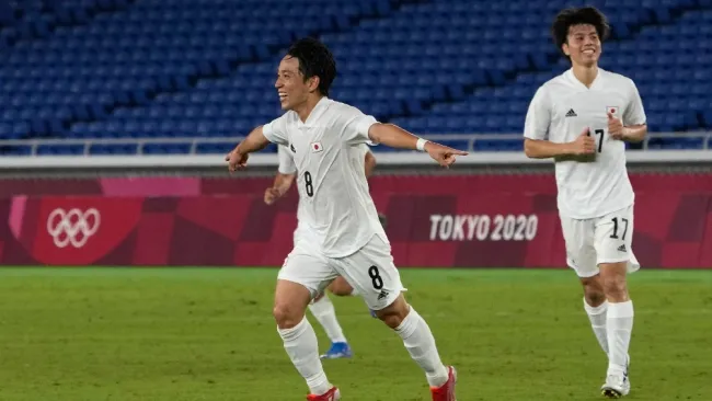 Koji Miyoshi celebrando un gol vs Francia