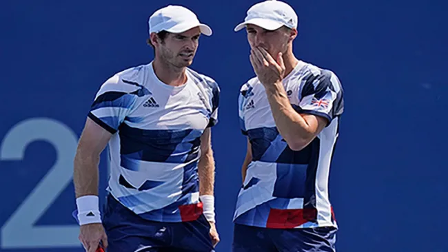 Andy Murray y Joe Salisbury comentan tras un punto