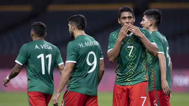 Jugadores mexicanos celebran gol vs Sudáfrica