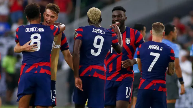 Jugadores de Estados Unidos festejan tras el triunfo 