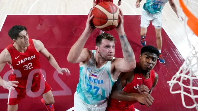 Luka Doncic en acción con Eslovenia ante Japón