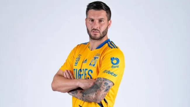 André-Pierre Gignac luciendo el nuevo uniforme de Tigres
