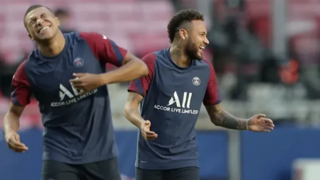 Mbappé y Neymar en un calentamiento con el PSG