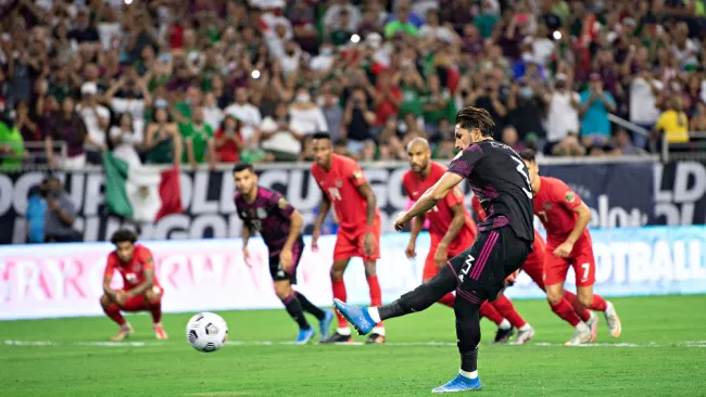 Carlos Salcedo en partido vs Canadá
