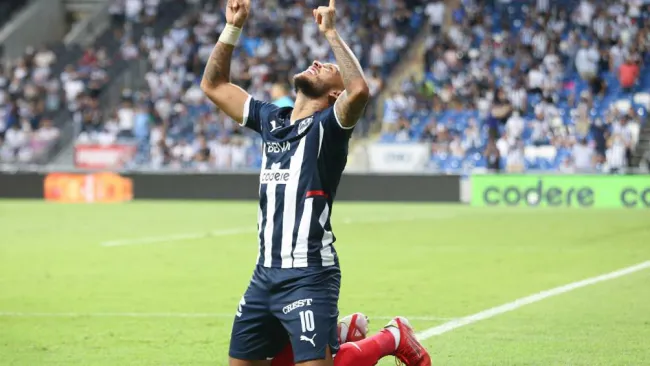 El colombiano Vergara celebrando su primer gol con Rayados 