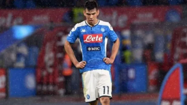 Hirving Lozano en un partido del Napoli