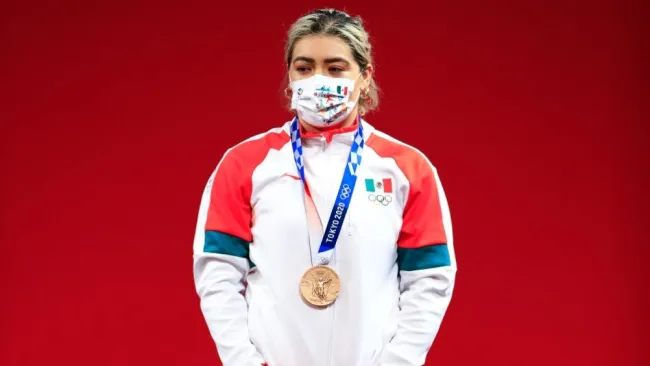 Aremi Fuentes con la medalla de bronce en los Juegos Olímpicos de Tokio 2020