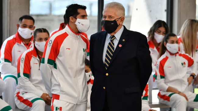 Carlos Padilla con la delegación mexicana