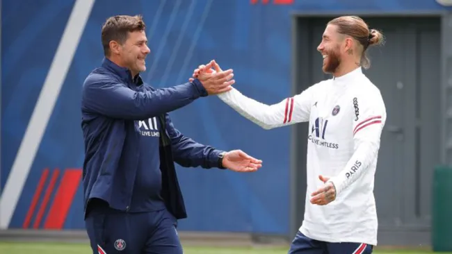 Mauricio Pochettino saluda a Sergio Ramos