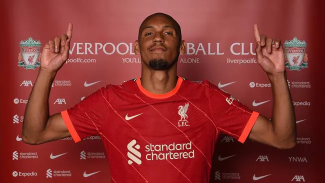 Fabinho con el nuevo jersey del Liverpool