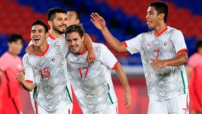Antuna, Henry, Córdova y Romo celebran el gol