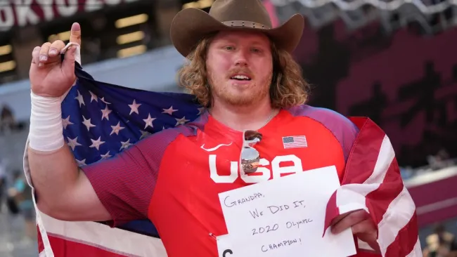 Ryan Crouser en festejo con el mensaje a su abuelo