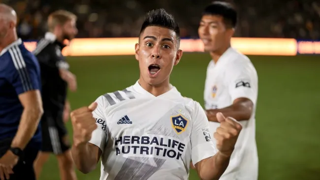 Efraín Álvarez celebrando su gol vs Real Salt Lake