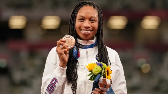 Allyson Felix posa con el Bronce en Tokio 2020