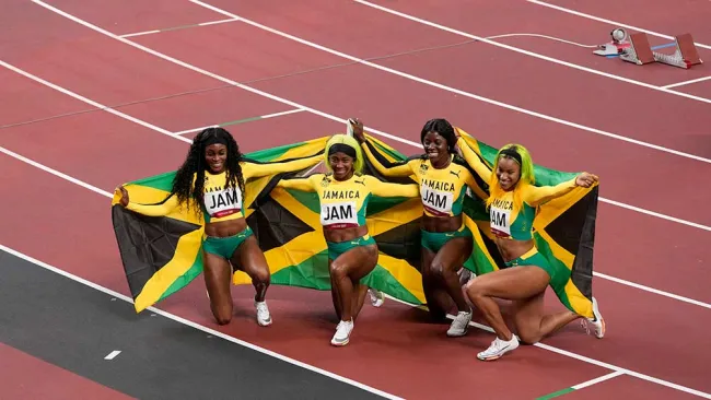 Thompson celebra la victoria con el equipo de relevos