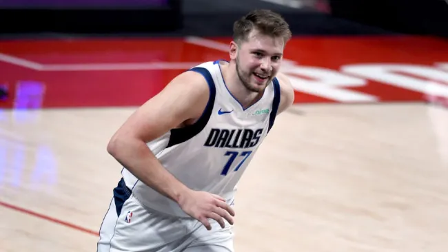 Luka Doncic durante un partido con los Mavericks