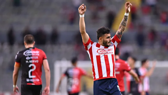 Alexis Vega durante un partido con Chivas