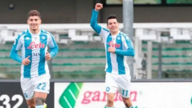 Hirving Lozano en juego ante el Hellas Verona