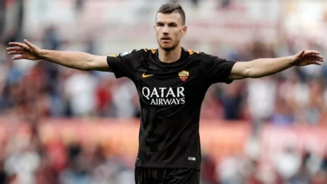 Edin Dzekoen festejo con la Roma