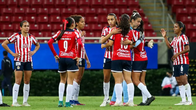 Jugadoras de Chivas en el juego ante el León 