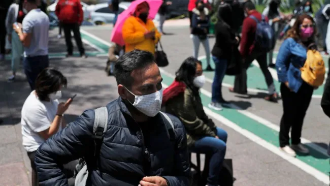 Personas esperando por una prueba de coronavirus