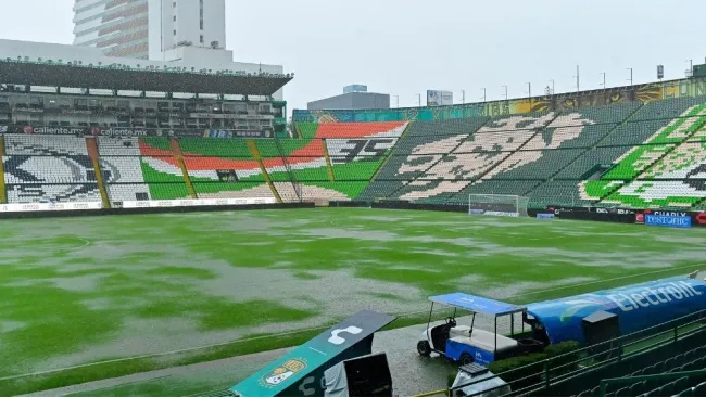 Cancha inundada del Estadio de León