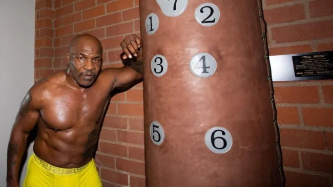Video: Mike Tyson casi noquea a su entrenador haciendo sparring