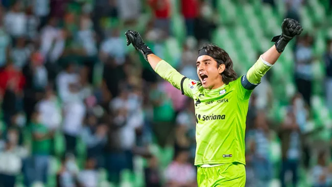 Carlos Acevedo festeja un gol de Santos