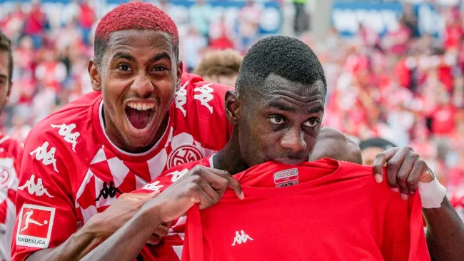 Moussa Niakhate celebra su anotación contra el RB Leipzig