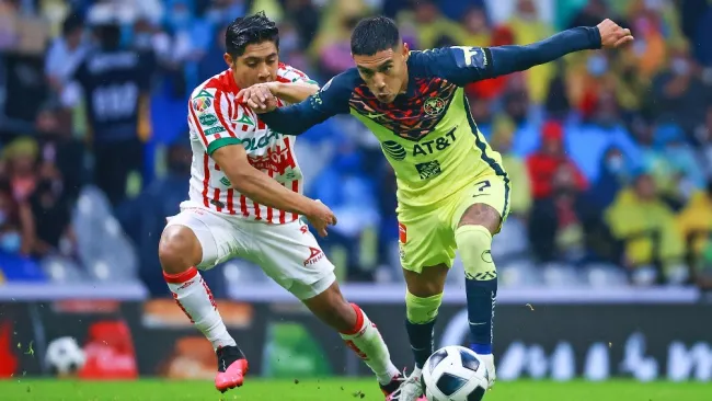 Leo Suárez durante un partido con América