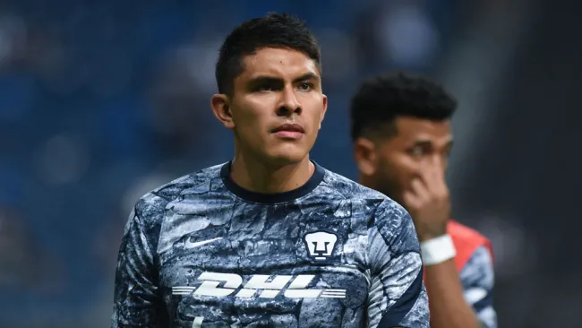 Gerardo Moreno, en un calentamiento de Pumas