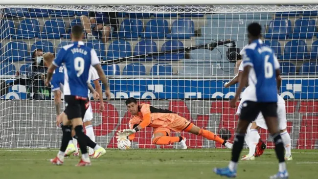 Thibaut Courtois en acción durante el arranque de LaLiga 2021-22