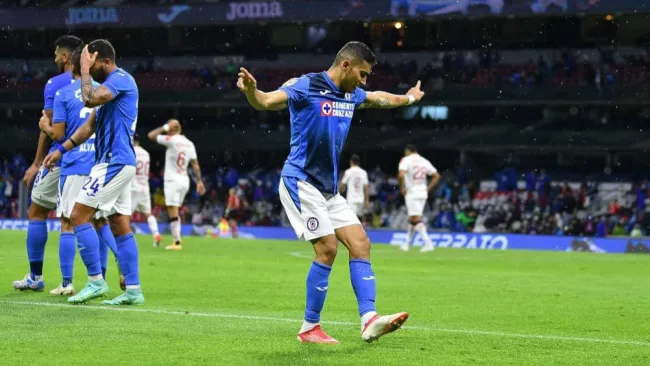Orbelín Pineda en festejo de gol con Cruz Azul