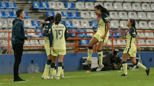 Jugadoras de América Femenil en festejo