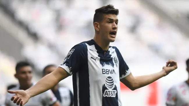 Cachorro Montes en un partido de Rayados