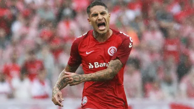 Paolo Guerrero durante un duelo con el Internacional 