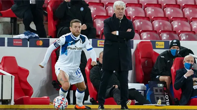 Papu Gómez y Gian Piero Gasperini en un partido 